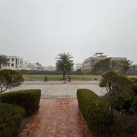 Vrindāvan Pearl Suites At Omex Entrenity מראה חיצוני תמונה