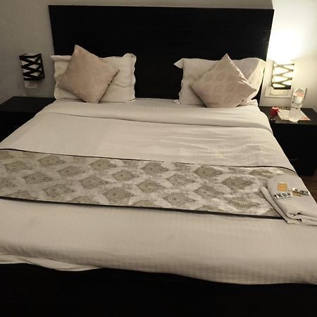 Vrindāvan Pearl Suites At Omex Entrenity מראה חיצוני תמונה
