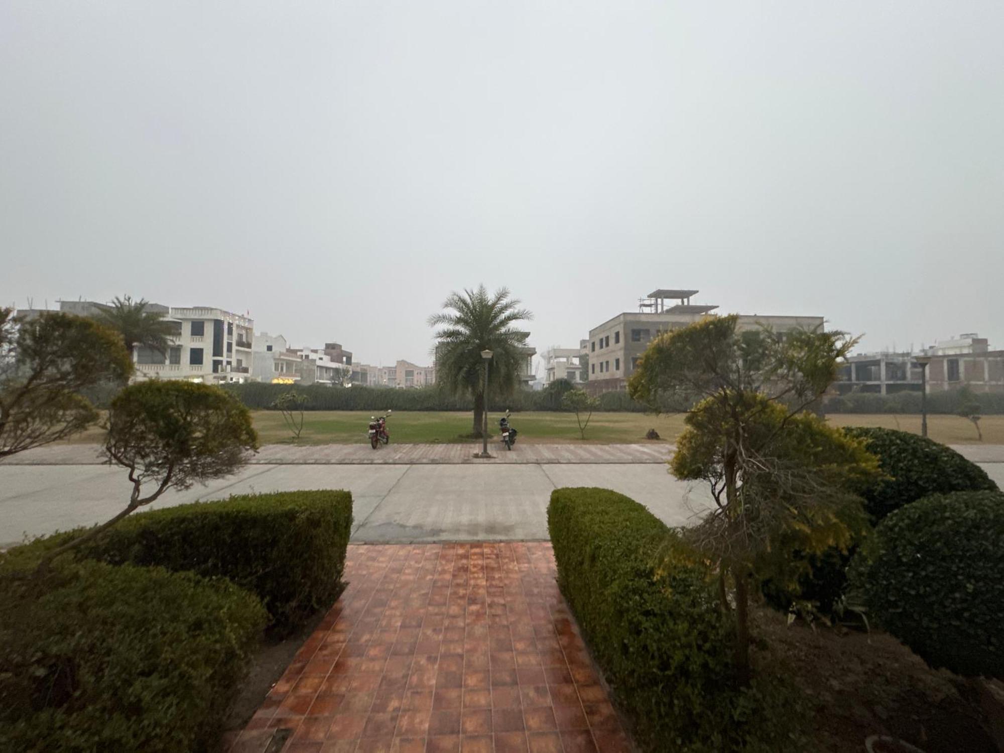 Vrindāvan Pearl Suites At Omex Entrenity מראה חיצוני תמונה