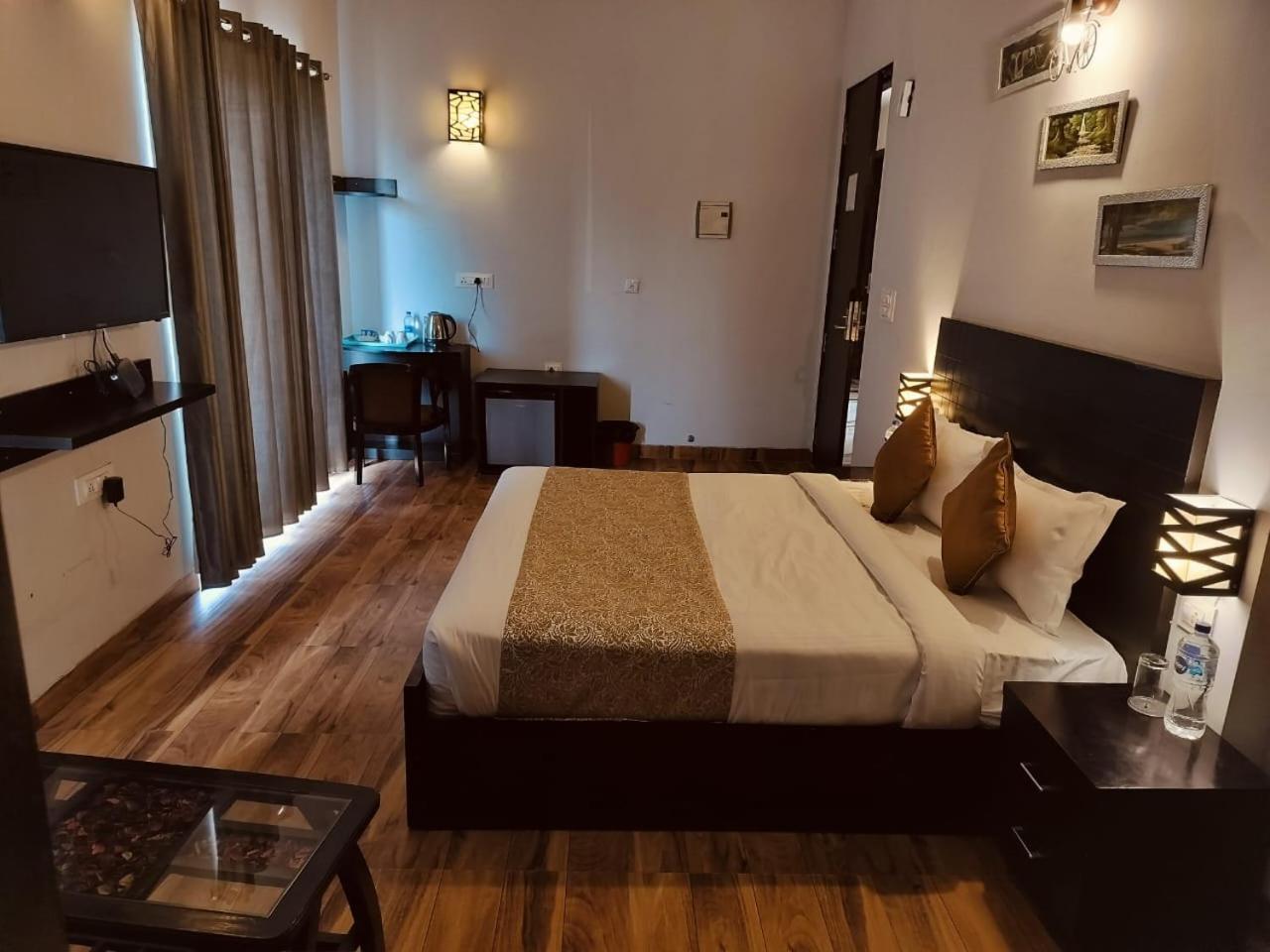 Vrindāvan Pearl Suites At Omex Entrenity מראה חיצוני תמונה