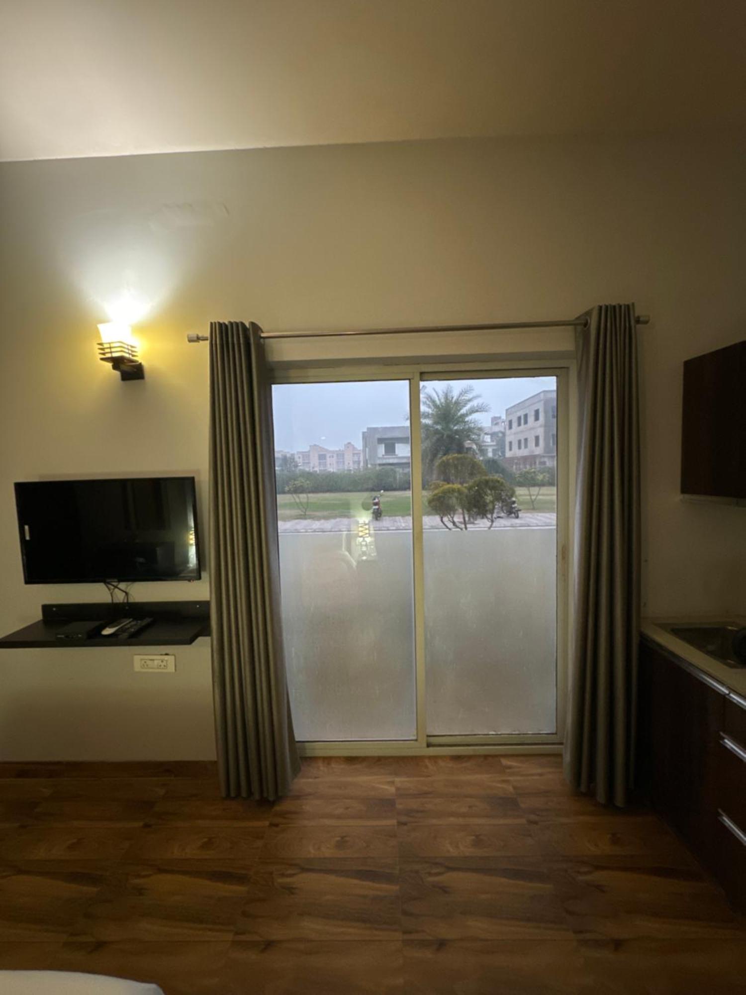 Vrindāvan Pearl Suites At Omex Entrenity מראה חיצוני תמונה