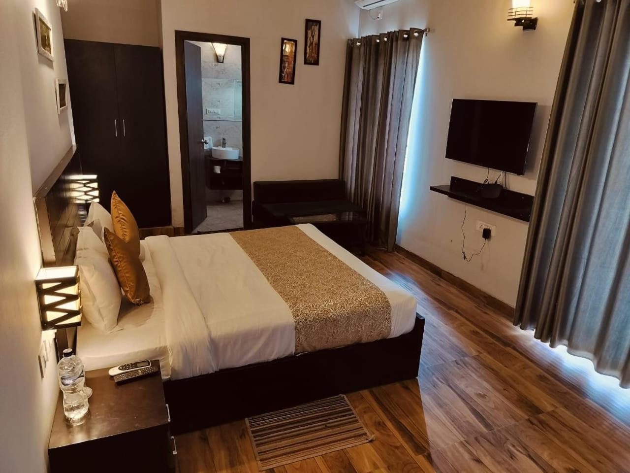 Vrindāvan Pearl Suites At Omex Entrenity מראה חיצוני תמונה