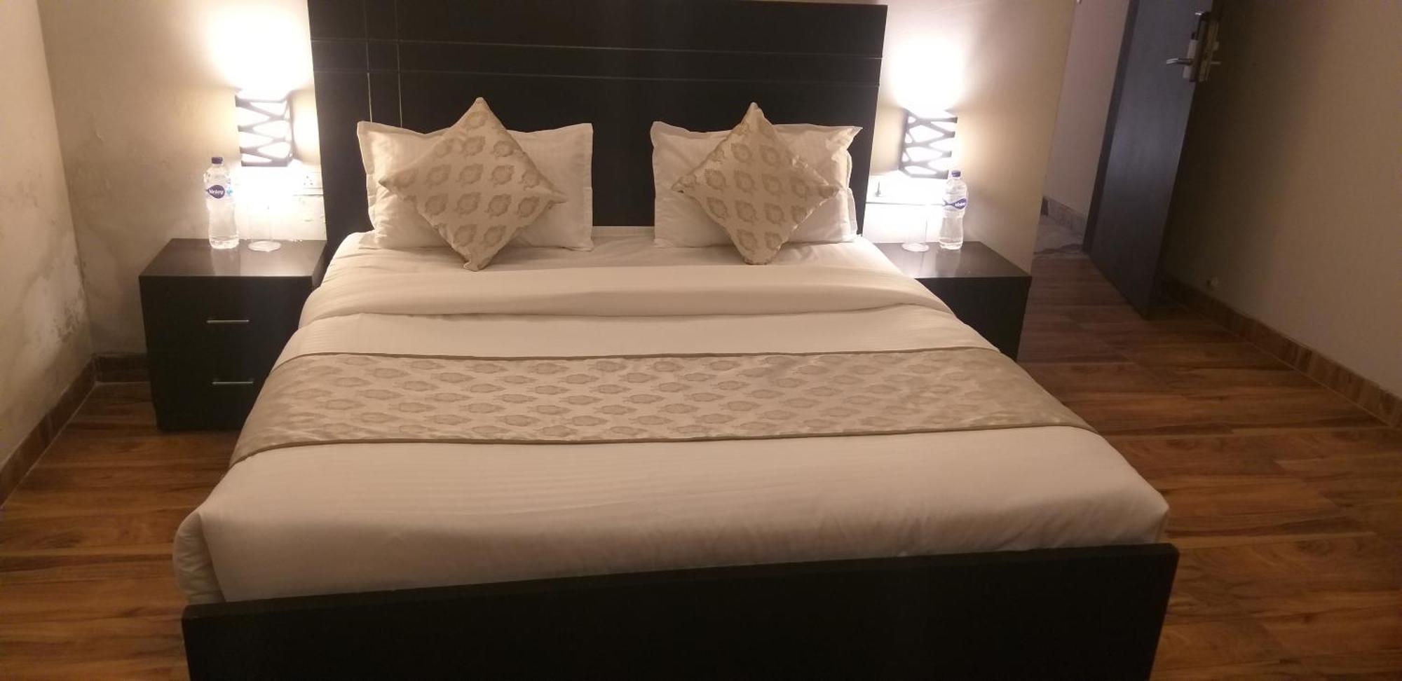 Vrindāvan Pearl Suites At Omex Entrenity מראה חיצוני תמונה