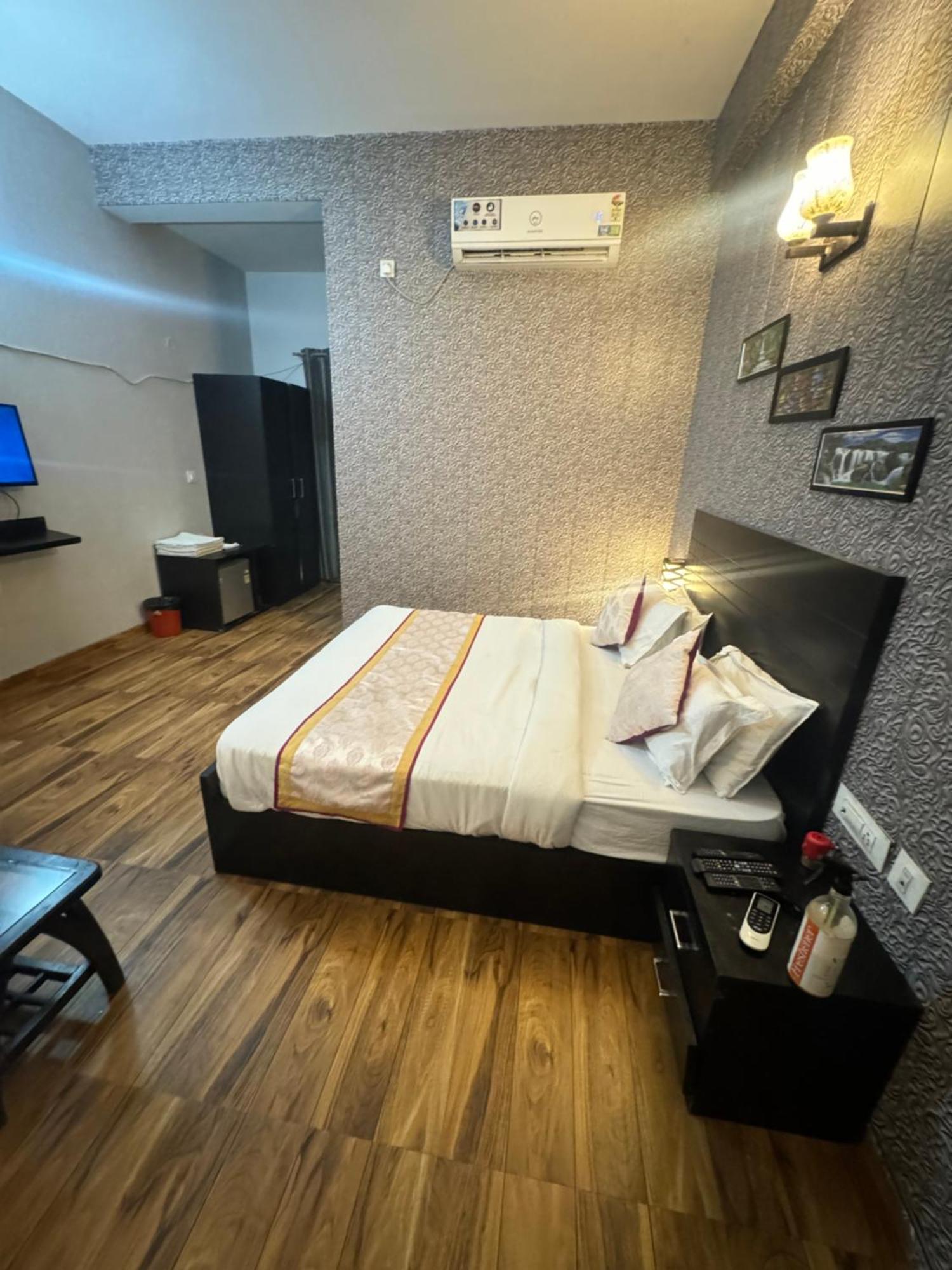 Vrindāvan Pearl Suites At Omex Entrenity מראה חיצוני תמונה